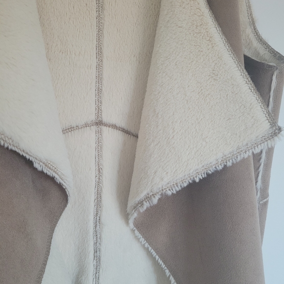 NWOT Guess Faux Sherpa Reversible Vest - Picture 10 of 15